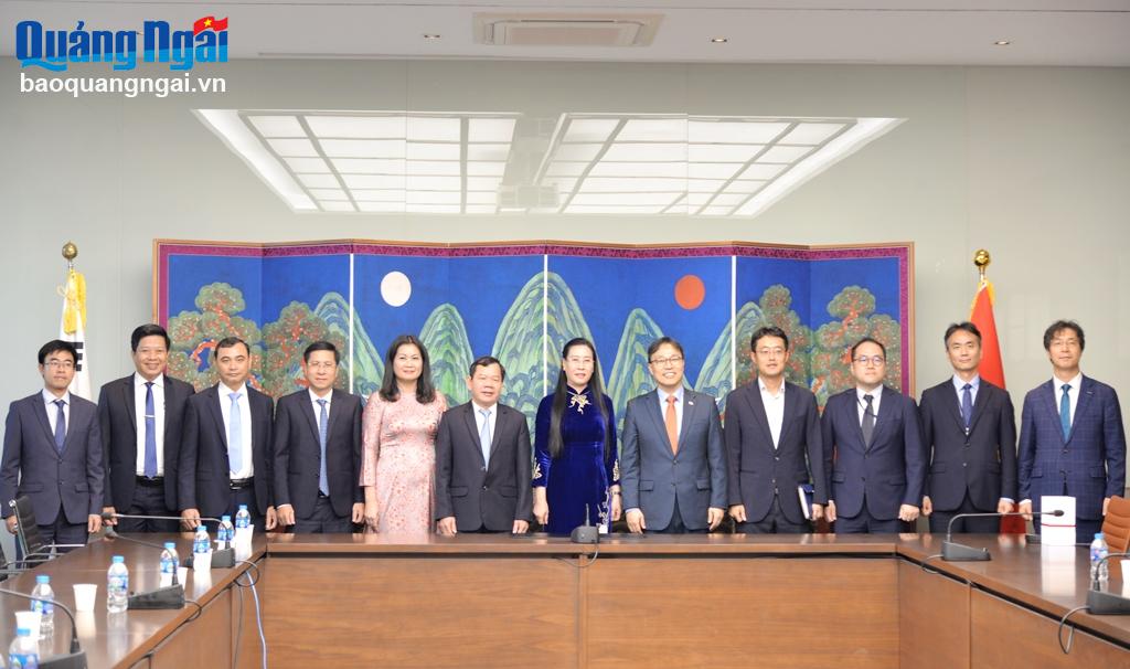 Đoàn công tác của tỉnh và Đại sứ Hàn Quốc tại Việt Nam chụp ảnh lưu niệm.