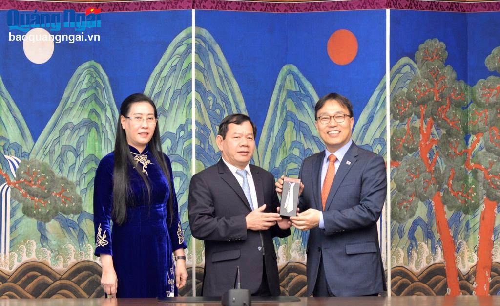 Lãnh đạo tỉnh trao quà lưu niệm cho Đại sứ Hàn Quốc tại Việt Nam.