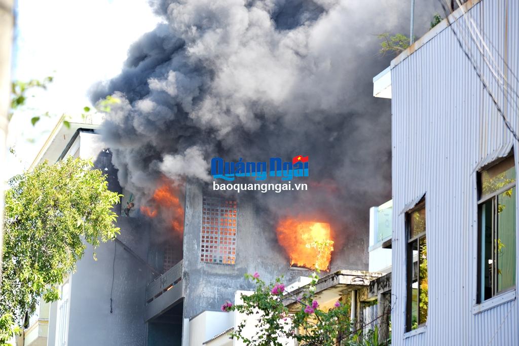 Cháy lớn với khói đen nghi ngút từ nhà kho của cửa hàng nhựa Hai Hùng ở địa chỉ 66 Phạm Xuân Hòa (TP.Quảng Ngãi).