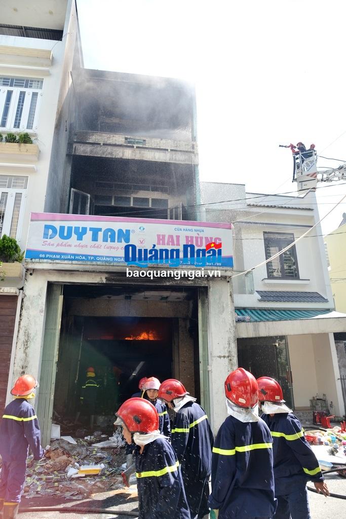 Cả 3 tầng nhà đều bị lửa tấn công.