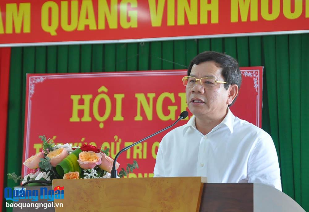 Chủ tịch UBND tỉnh Đặng Văn Minh trả lời cử tri xã Tịnh Ấn Đông.