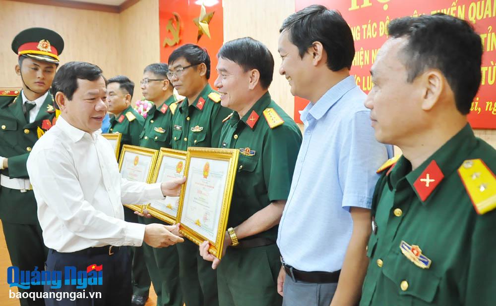 Chủ tịch UBND tỉnh Đặng Văn Minh tặng Bằng khen cho các tập thể.