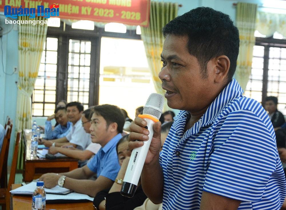 Cử tri Đinh Văn Cư, ở thôn Gò Tranh, xã Long Sơn (Minh Long) kiến nghị tại buổi tiếp xúc cử tri.