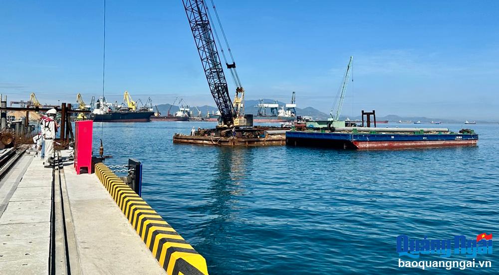 Đầu tư hoàn thiện hạ tầng cụm cảng nước sâu Dung Quất nhằm đáp ứng yêu cầu phát triển của KKT Dung Quất.