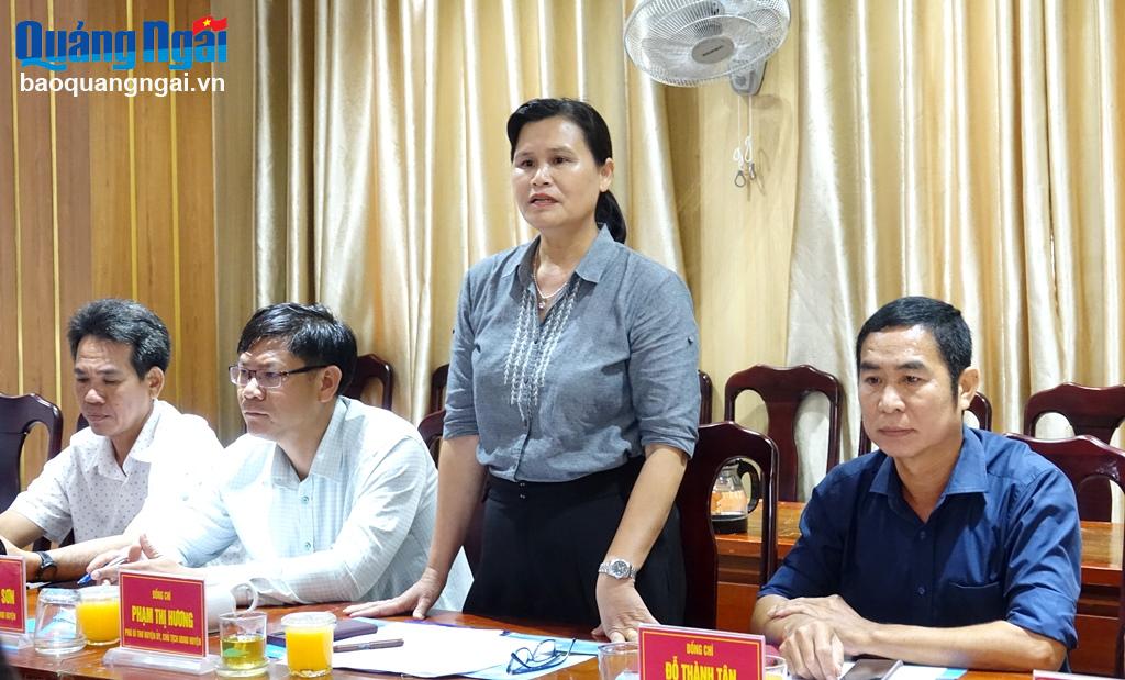 Chủ tịch UBND huyện Lý Sơn Phạm Thị Hương trao đổi với Đoàn khảo sát.