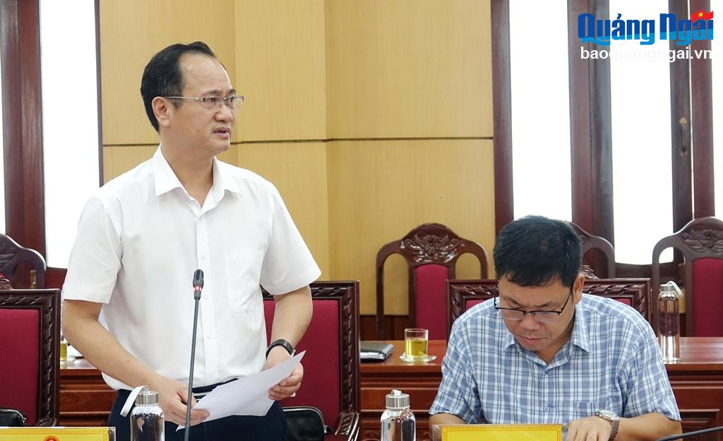 Quyền Giám đốc Sở TN&MT Nguyễn Đức Trung phát biểu tại cuộc họp.