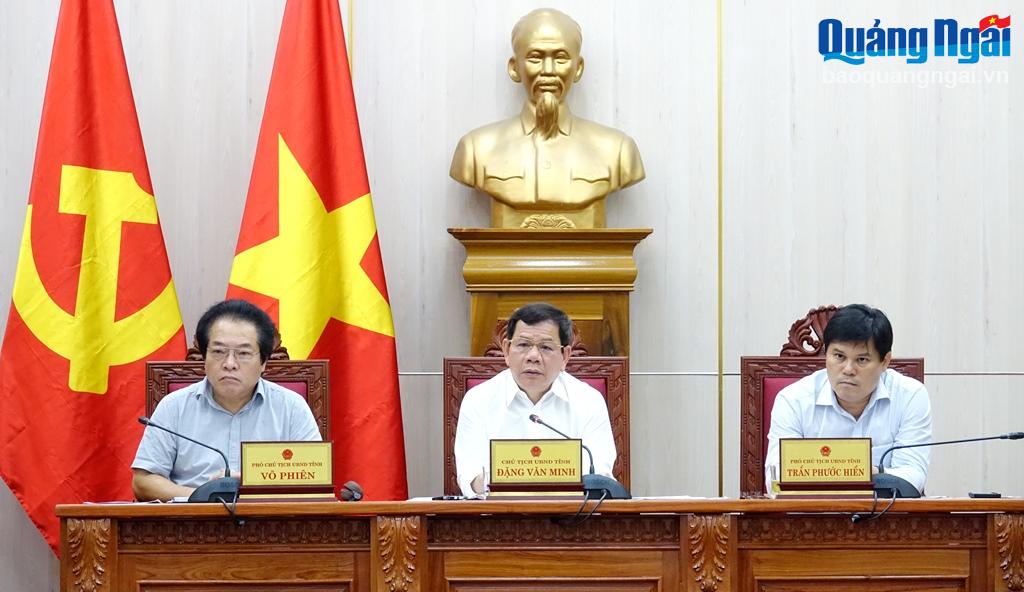 Chủ tịch UBND tỉnh Đặng Văn Minh và các đồng chí Phó Chủ tịch UBND tỉnh chủ trì cuộc họp.