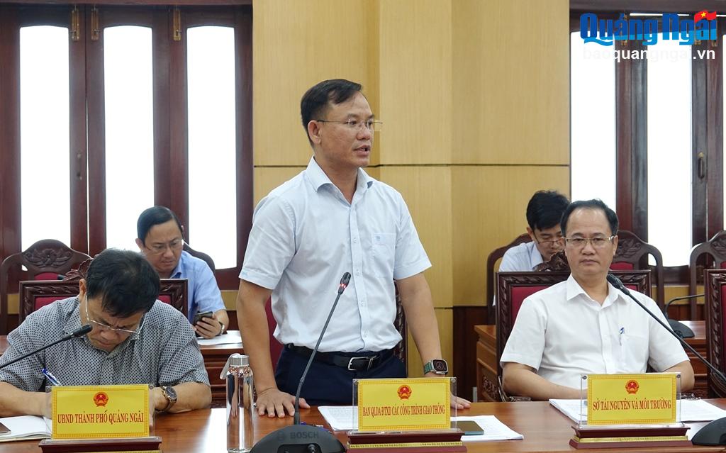 Giám đốc Ban Quản lý dự án Đầu tư xây dựng các công trình Giao thông tỉnh Lê Quốc Đạt  phát biểu tại cuộc họp.