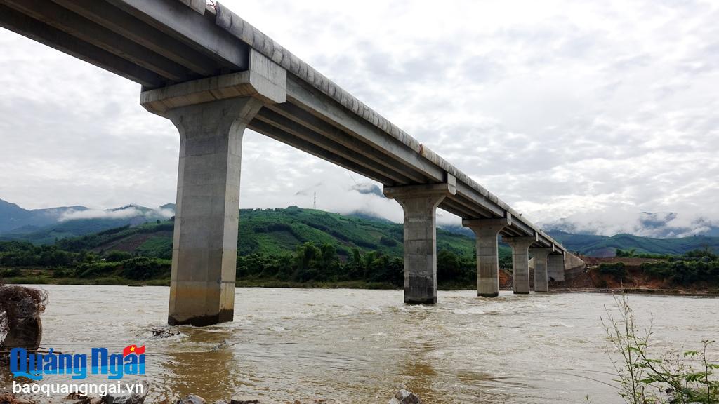 Cầu Sơn Giang - Sơn Linh đã hoàn thành hơn 90%.