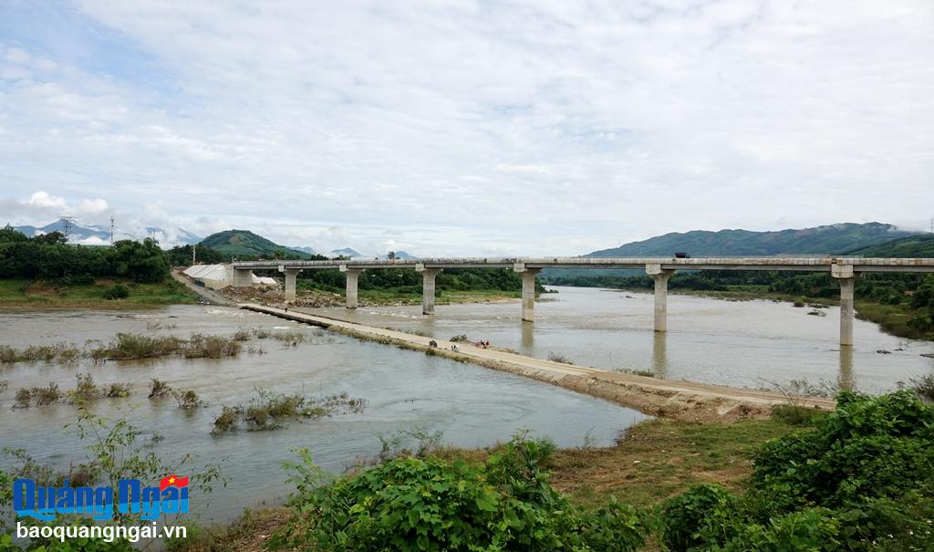 Cầu hoàn thành và đưa vào sử dụng sẽ giúp người dân di lại thuận lợi, nhất là trong mùa mưa lũ.