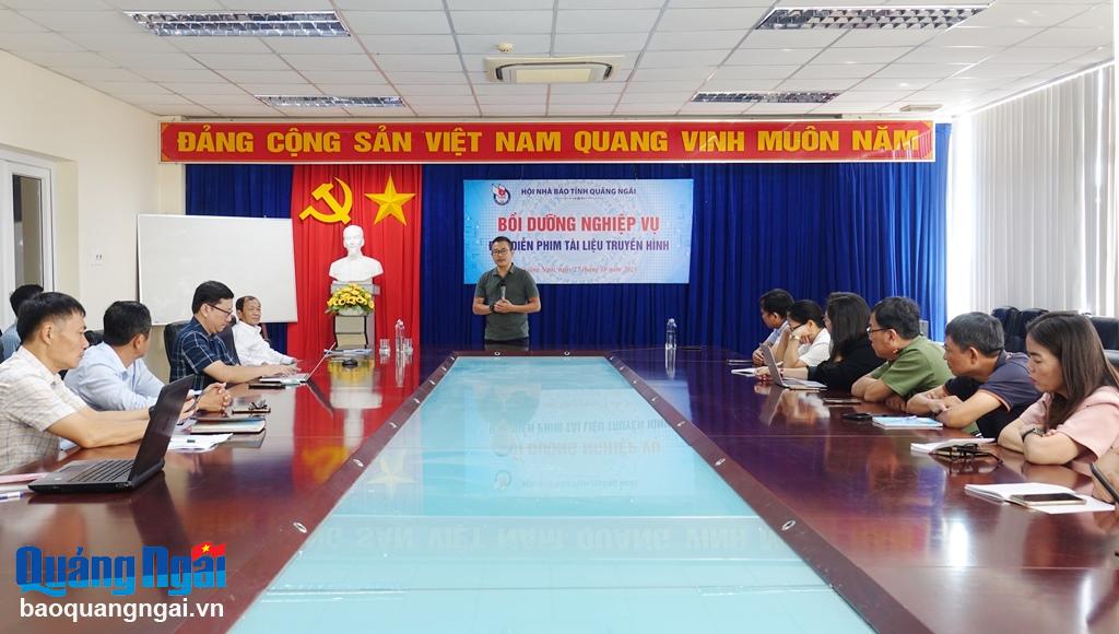 Các đại biểu và học viên tham dự khai mạc lớp bồi dưỡng.