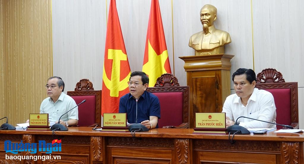 Chủ tịch UBND tỉnh Đặng Văn Minh và các đồng chí Phó Chủ tịch UBND tỉnh chủ trì cuộc họp.
