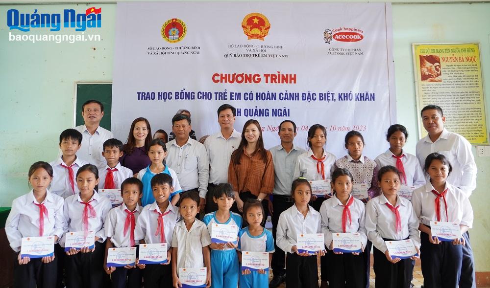 Trao tặng 30 suất học bổng cho học sinh tại trường PTDT Bán trú TH&THCS Sơn Trà.

