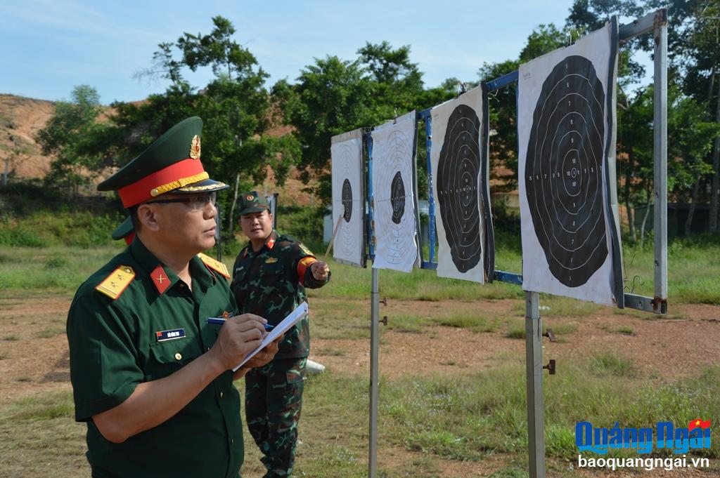 Đoàn kiểm nội dung bắn súng ngắn K54 đối với cán bộ sĩ quan của các đơn vị lực lượng vũ trang tỉnh.