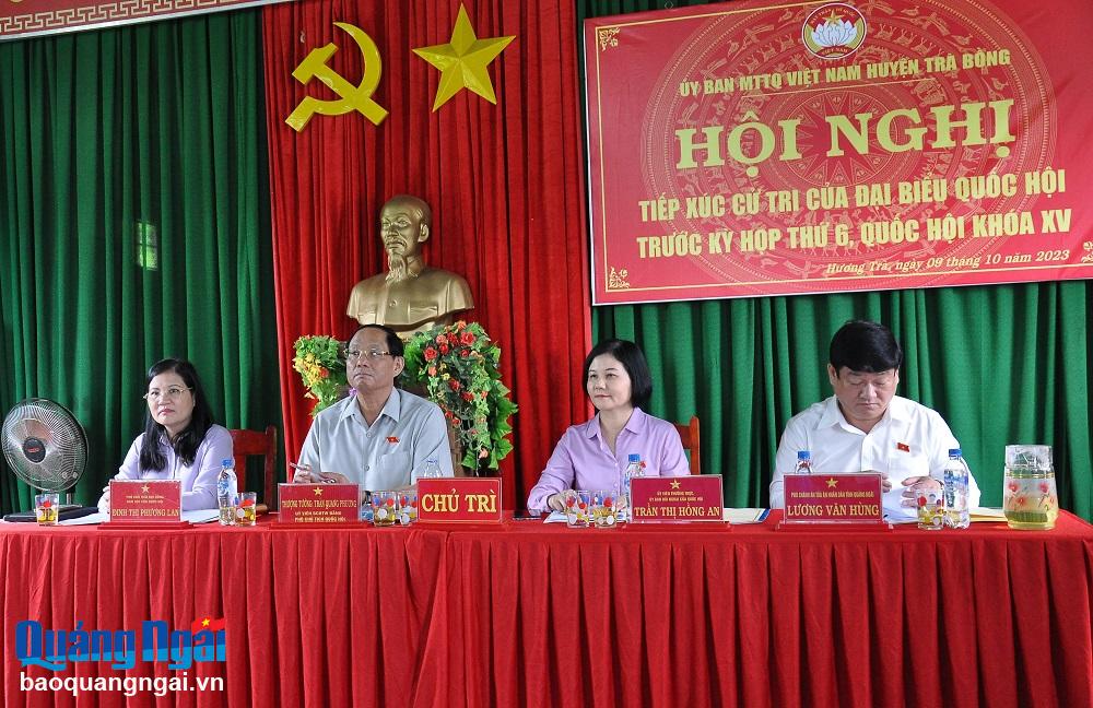Đoàn ĐBQH tỉnh tiếp xúc cử tri xã Hương Trà.