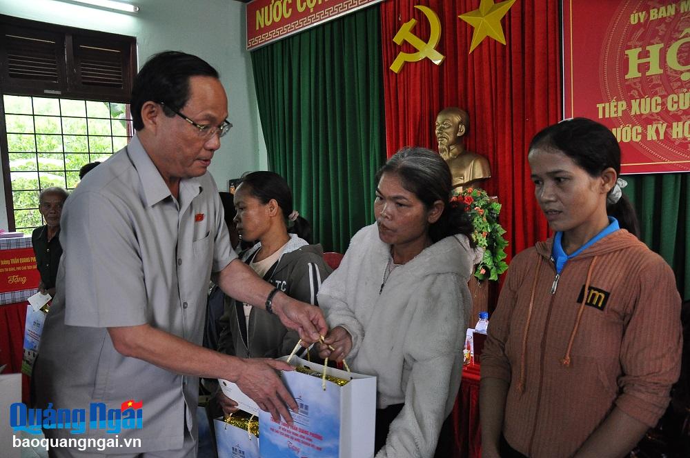 Thượng tướng Trần Quang Phương, Ủy viên Trung ương Đảng, Phó Chủ tịch Quốc hội tặng quà cho các hộ gia đình chính sách ở xã Hương Trà.