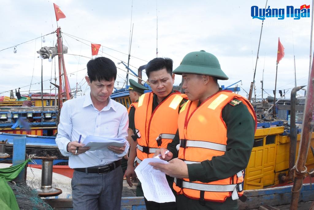 Thành viên của Đoàn kiểm tra phối hợp cùng Trạm Kiểm soát Biên phòng Sa Kỳ kiểm tra, xác minh hiện trạng tàu cá tại cảng cá Tịnh Kỳ.