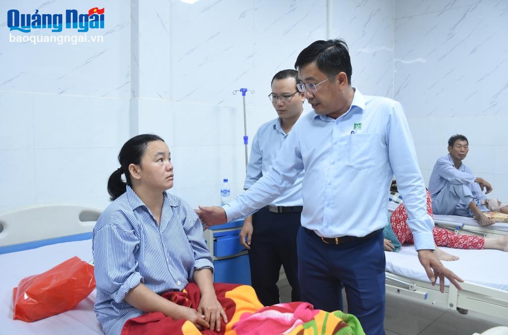 Lãnh đạo Công ty Cổ phần Môi trường Đô thị Quảng Ngãi thăm hỏi, trấn an tinh thần chị Võ Thị Lưu.