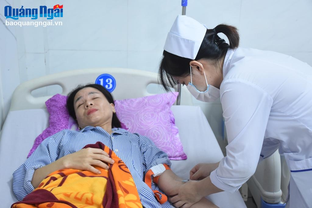 Chị Lê Thị Minh Khải đang điều trị tại Bệnh viên Đa khoa tư nhân Phúc Hưng.