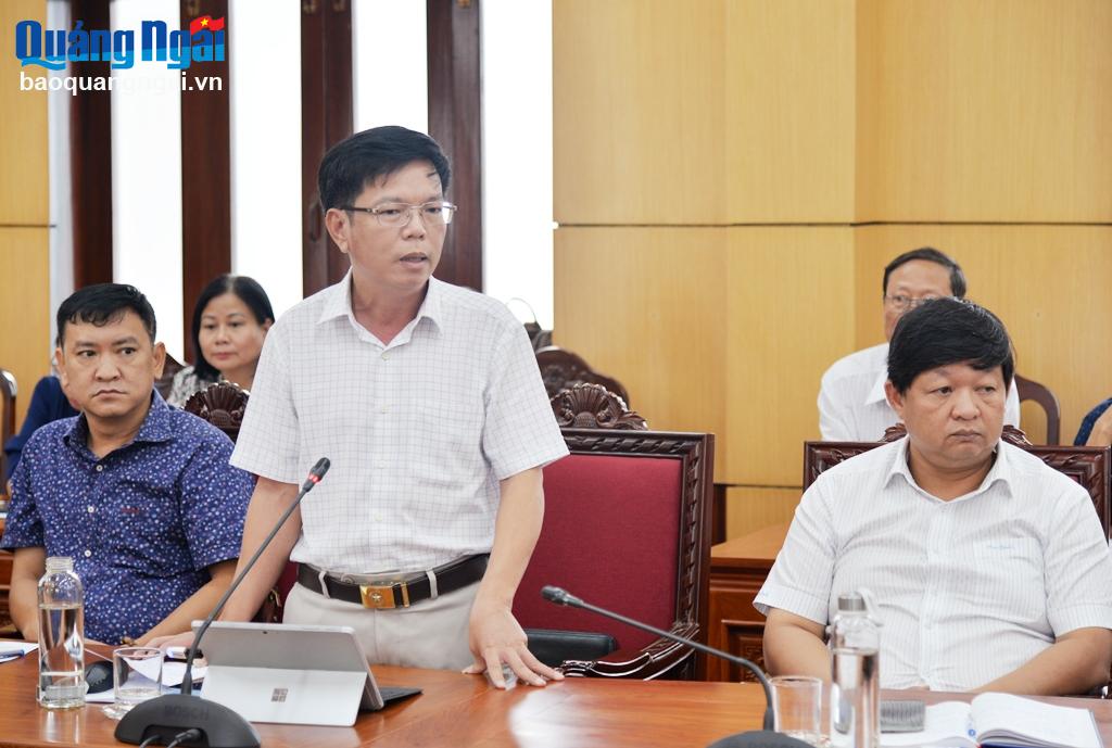 Lãnh đạo huyện Lý Sơn phát biểu ý kiến tại cuộc họp.