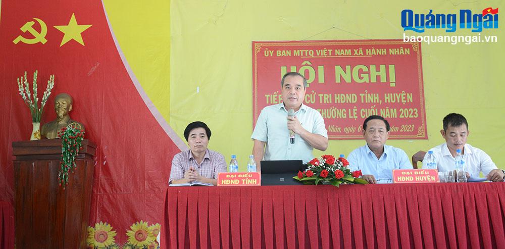 Phó Chủ tịch Thường trực UBND tỉnh Trần Hoàng Tuấn phát biểu tại buổi tiếp xúc cử tri xã Hành Nhân.