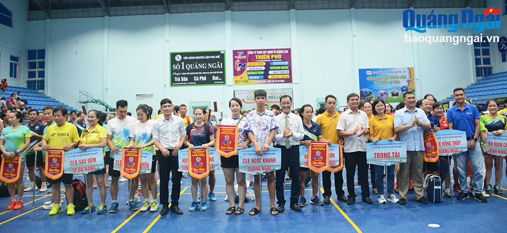 Ban tổ chức trao cờ lưu niệm cho các câu lạc bộ tham gia giải.