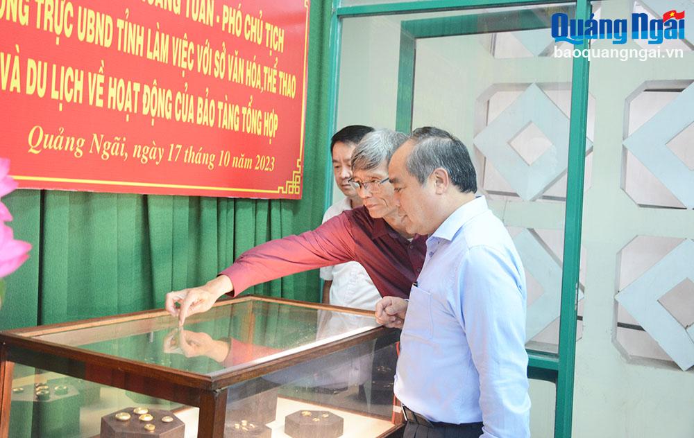 Phó Chủ tịch Thường trực UBND tỉnh Trần Hoàng Tuấn xem bảo vật quốc gia - Bộ sưu tập trang sức vàng Trà Veo 3 và Lâm Thượng.