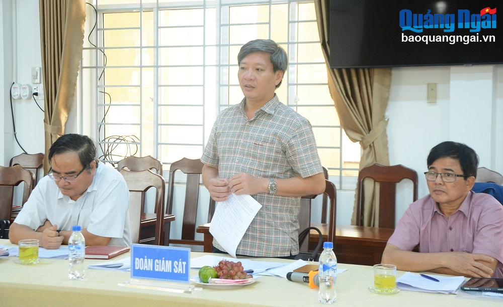 Bí thư Thị ủy Đức Phổ Nguyễn Kiên trao đổi tại buổi giám sát. 