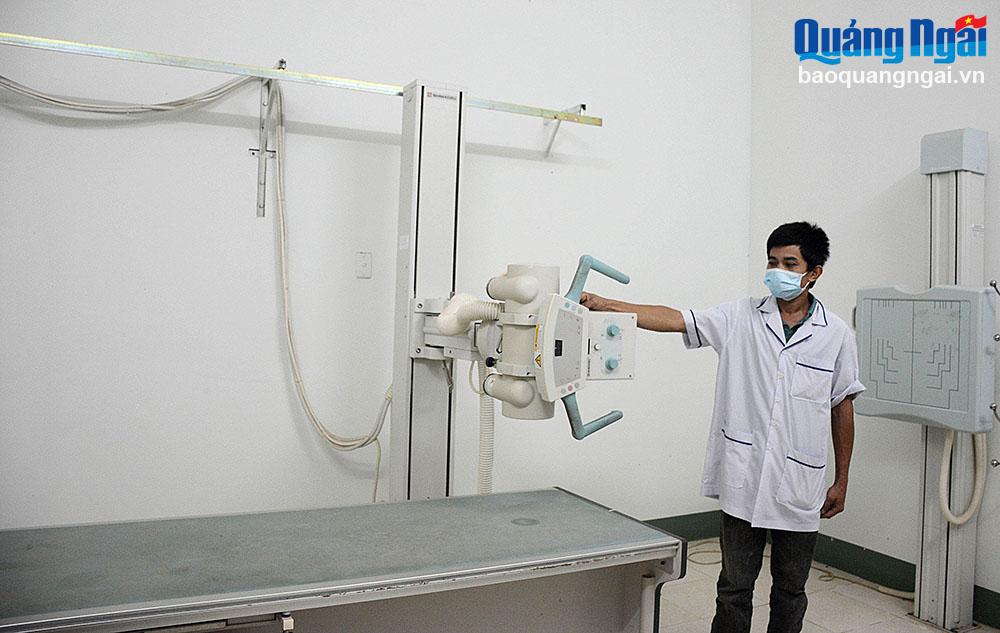 Nhiều năm nay, do thiếu nhân lực vận hành nên máy X-Quang của Trung tâm Y tế Trà Bồng (cơ sở 2) không đưa vào sử dụng.