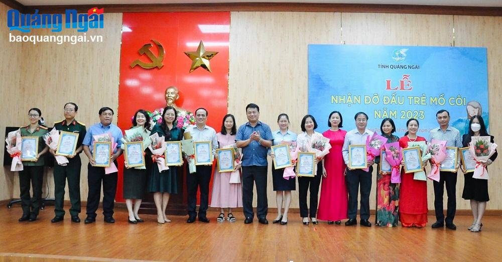 Phó Bí thư Thường trực Tỉnh ủy, Trưởng đoàn ĐBQH tỉnh Đặng Ngọc Huy tặng bảng tri ân và hoa cho các đơn vị nhận đỡ đầu trẻ em mồ côi.