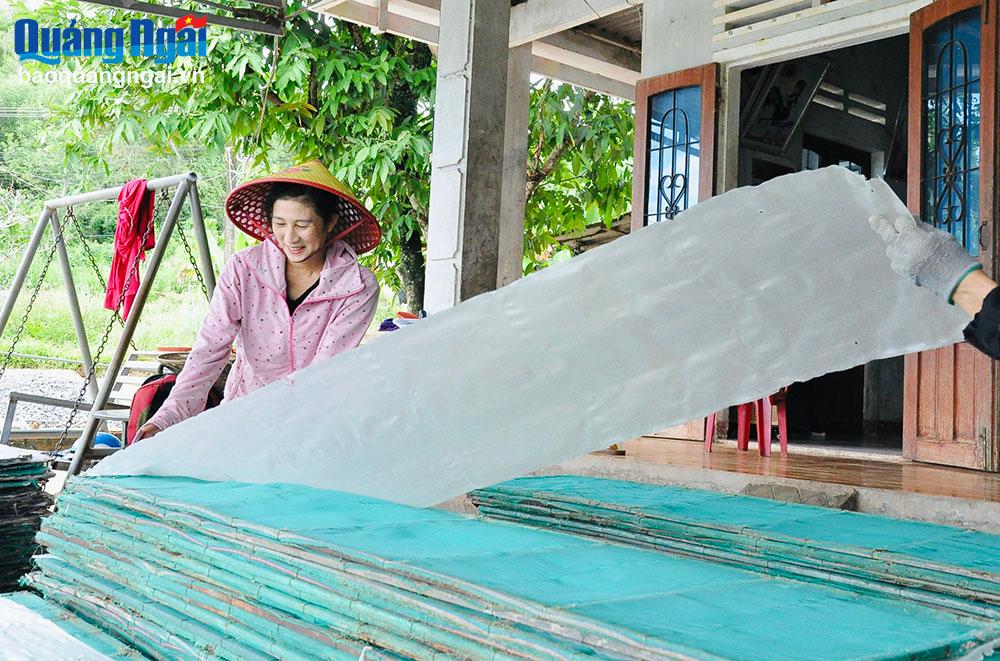 Chị Lê Thị Mỹ Nương, ở thôn Hương Nhượng Nam, xã Tịnh Đông (Sơn Tịnh) phát triển kinh tế nhờ sản xuất bánh tráng mỏng.