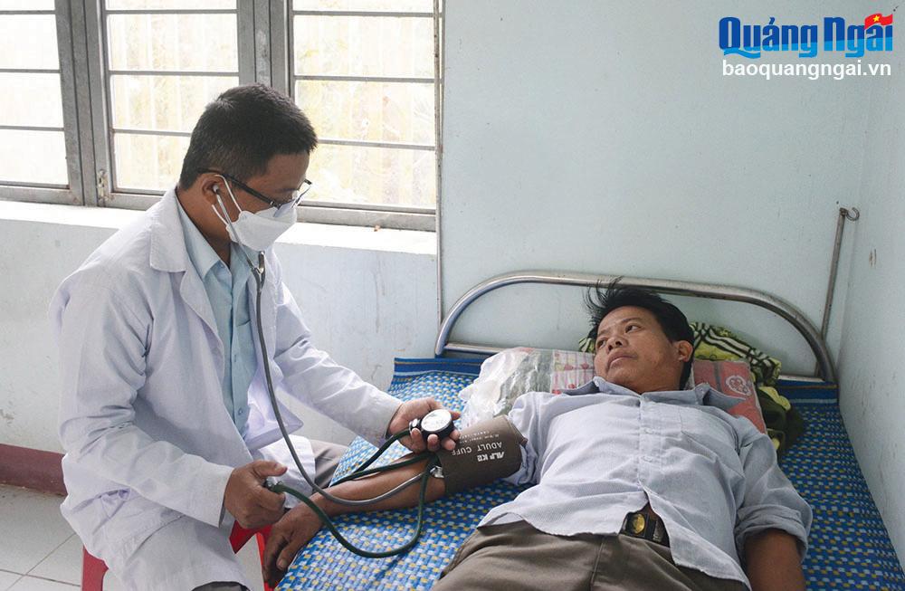 Bác sĩ Trạm Y tế xã Sơn Trà (Trà Bồng) khám bệnh cho dân.