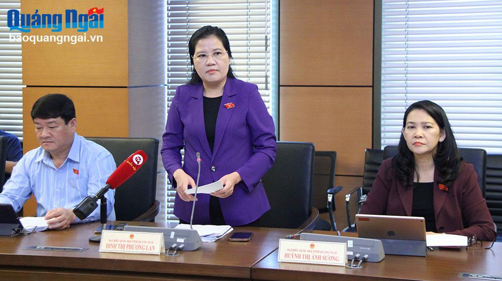  Phó Chủ tịch Hội đồng Dân tộc của Quốc hội Đinh Thị Phương Lan phát biểu thảo luận. ẢNH: C.HIỀN