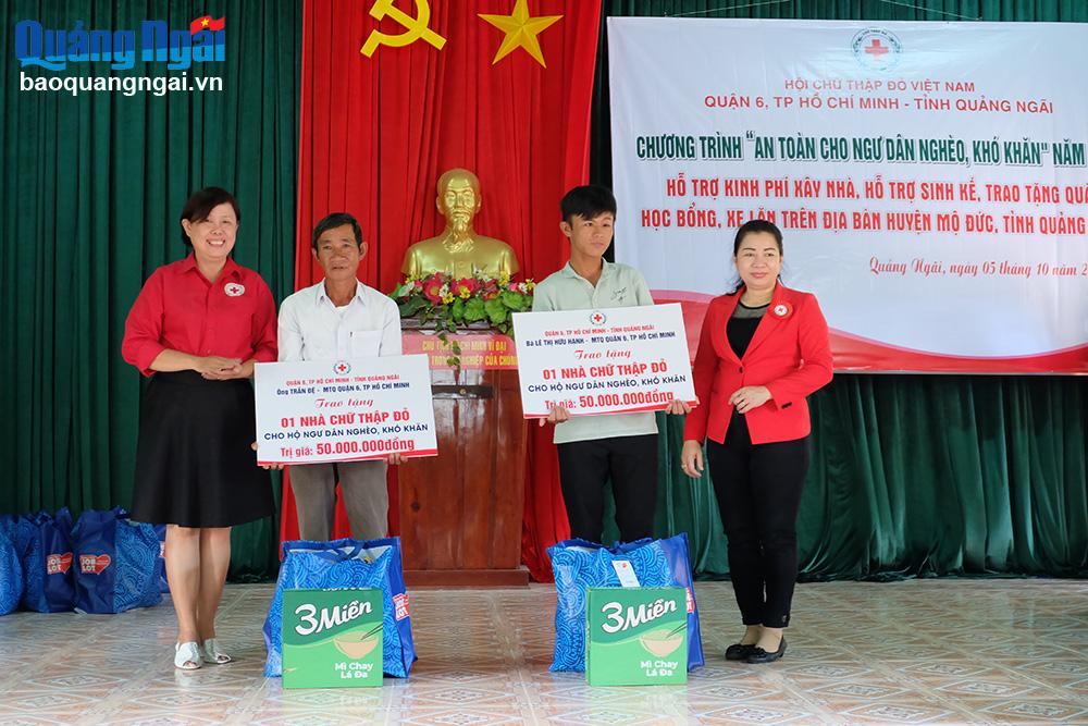 Trao bảng tượng trưng hỗ trợ kinh phí xây dựng nhà Chữ thập đỏ cho hai hộ gia đình ngư dân nghèo ở xã Đức Minh.