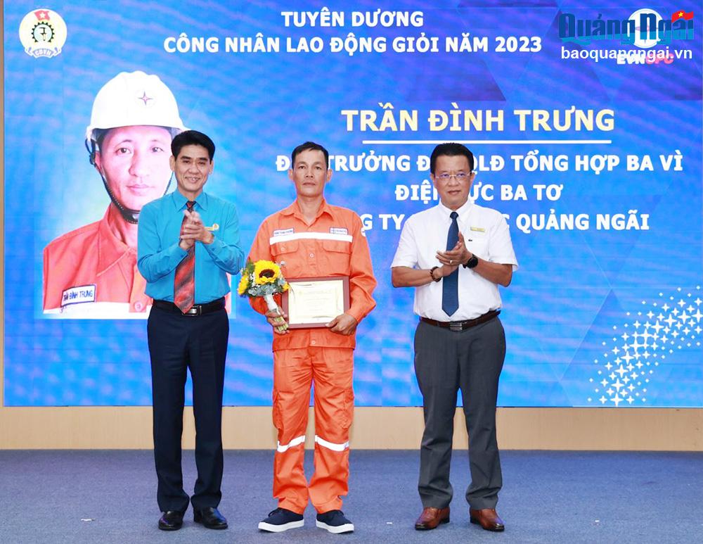 Anh Phạm Thanh Phương được Tổng Công ty Điện lực Miền Trung vinh danh “Công nhân lao động giỏi” năm 2023.                    	                    Ảnh: NVCC