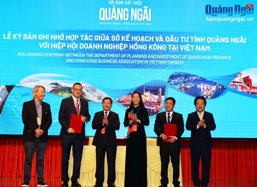Lãnh đạo Sở KH&ĐT và Hiệp hội Doanh nghiệp Hồng Kông tại Việt Nam hoàn thành ký kết hợp tác.