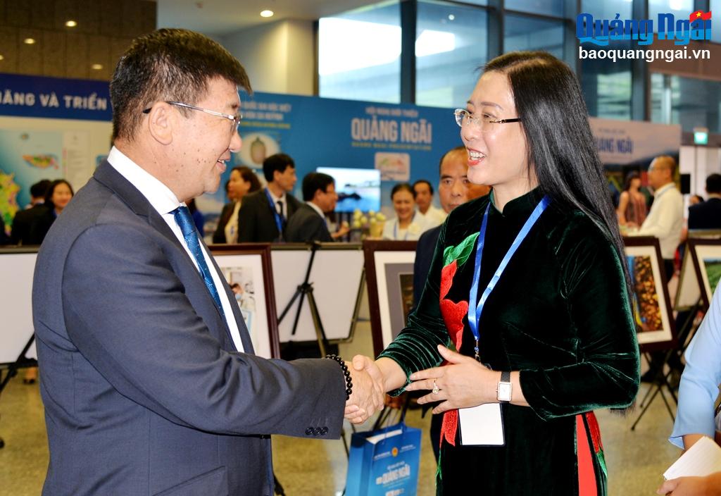 Bí thư Tỉnh ủy Bùi Thị Quỳnh Vân chào xã giao, trao đổi với đại biểu bên lề hội nghị.
