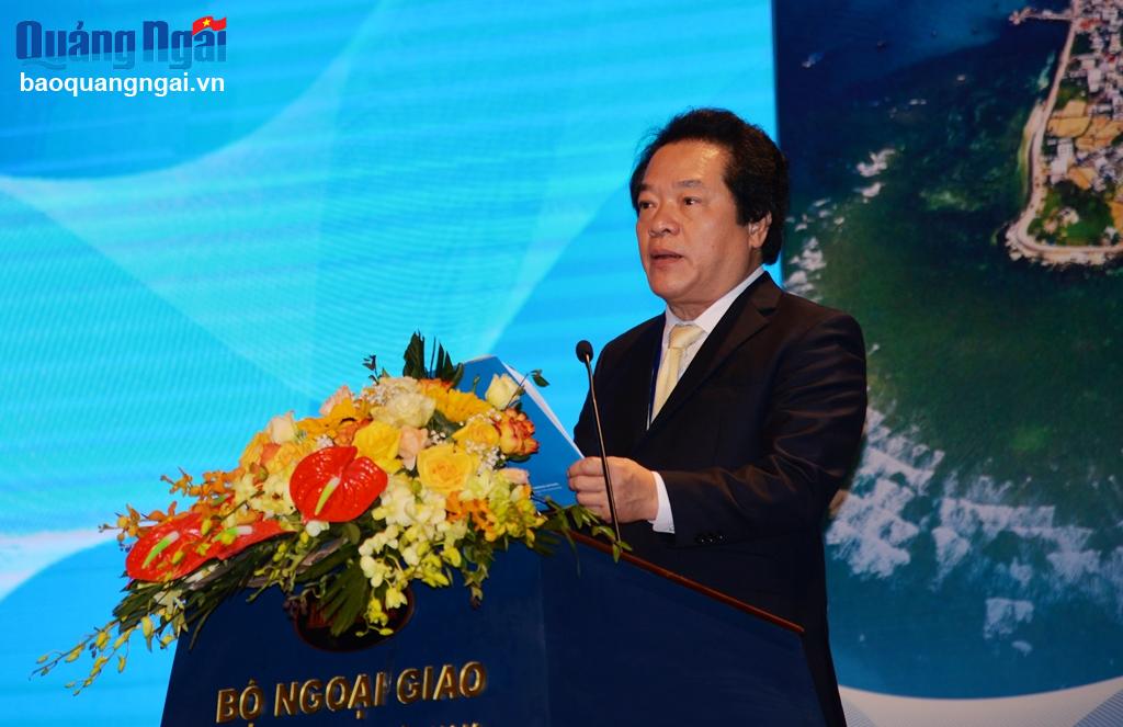 Phó Chủ tịch UBND tỉnh Võ Phiên giới thiệu về tiềm năng, lợi thế và cơ hội hợp tác đầu tư tại Quảng Ngãi.