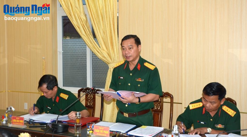Thượng tá Trần Thế Phan, Chỉ huy trưởng Bộ Chỉ huy Quân sự tỉnh trao đổi tại hội nghị.