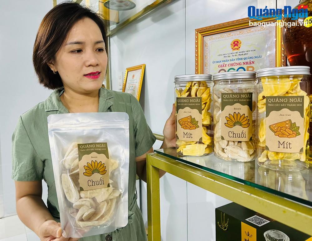 Mít sấy, chuối sấy do Công ty TNHH nấm Ngọc Bảo Thy, ở phường Quảng Phú (TP.Quảng Ngãi) chế biến được cơ quan chuyên môn cấp giấy xác nhận sản phẩm chuỗi cung ứng thực phẩm an toàn.