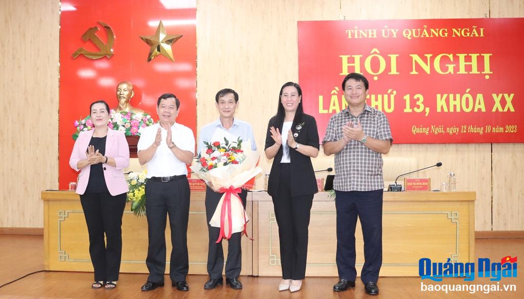 Các đồng chí Thường trực Tỉnh ủy tặng hoa chúc mừng và trao Quyết định của Ban Bí thư cho đồng chí Lê Văn Huy.