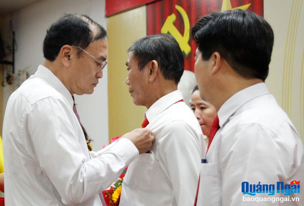 Chủ nhiệm UBKT Tỉnh ủy Võ Văn Quỳnh trao Kỷ niệm chương vì sự nghiệp Kiểm tra Đảng cho các cá nhân.