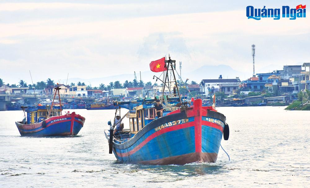 Ngư dân xã Nghĩa An (TP.Quảng Ngãi) vươn khơi trên những chiếc tàu công suất lớn.  