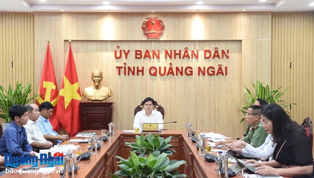 Phó Chủ tịch UBND tỉnh Trần Phước Hiền chủ trì hội nghị tại điểm cầu Quảng Ngãi.