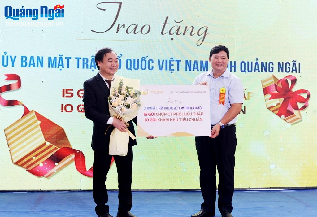 Trao quà hỗ trợ cho đại diện Ủy ban MTTQ Việt Nam tỉnh.