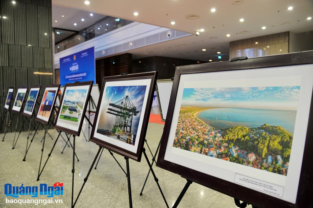 Triển lãm ảnh về đất và người Quảng Ngãi với gần 30 bức ảnh đặc sắc, chân thực, phản ánh nhiều góc nhìn khác nhau về quê hương núi Ấn sông Trà.