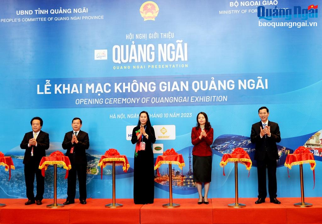 Các đồng chí lãnh đạo tỉnh và lãnh đạo Bộ Ngoại giao hoàn thành nghi thức cắt băng khai mạc Không gian Quảng Ngãi tại Hà Nội.
