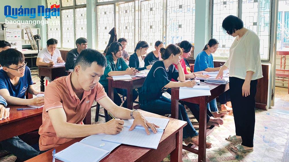 Nhiều lao động là người dân tộc thiểu số ở huyện Ba Tơ tham gia học tiếng 
Nhật Bản để đi làm việc ở nước ngoài theo hợp đồng.	                ảnh: pv
