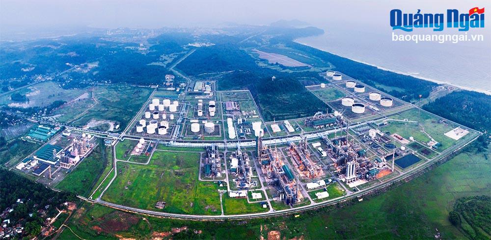 Định hướng đến năm 2030, Khu Kinh tế Dung Quất trở thành Trung tâm Lọc hóa dầu và năng lượng quốc gia. Trong ảnh: Toàn cảnh Nhà máy Lọc dầu Dung Quất. ẢNH: BÙI THANH TRUNG