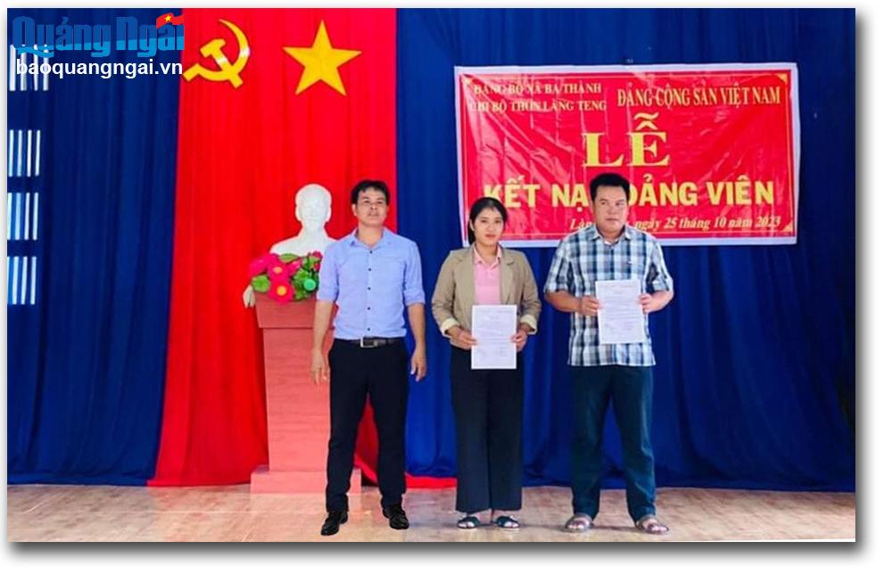 ẢNH: Kết nạp đảng viên ở chi bộ thôn Làng Teng, xã Ba Thành (Ba Tơ) góp phần tăng cường nguồn lực cho Đảng.

